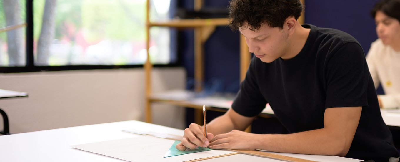 Estudiante de UMValla trabajando en clase