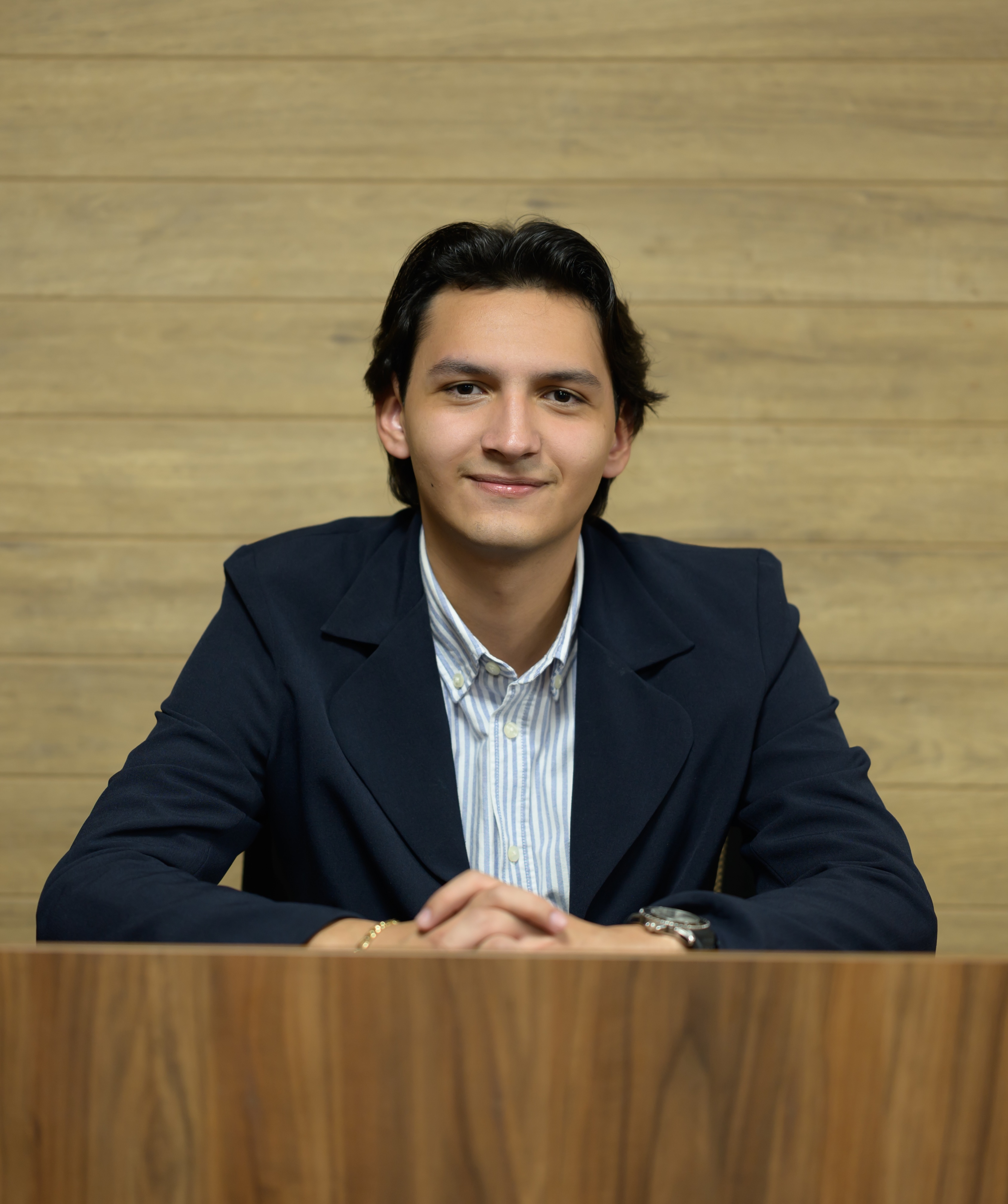 Estudiante hablando en un atril durante un evento