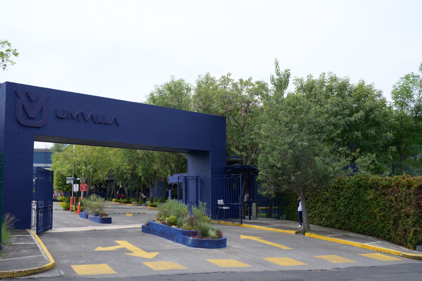 Entrada principal del campus con el arco de UMValla