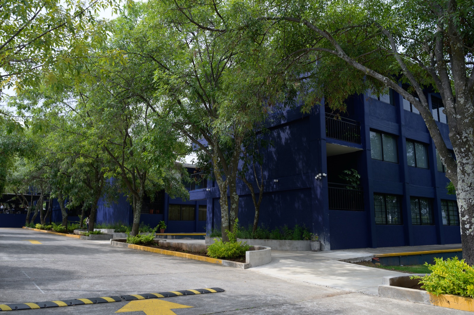 Pasillo exterior de uno de los edificios del campus
