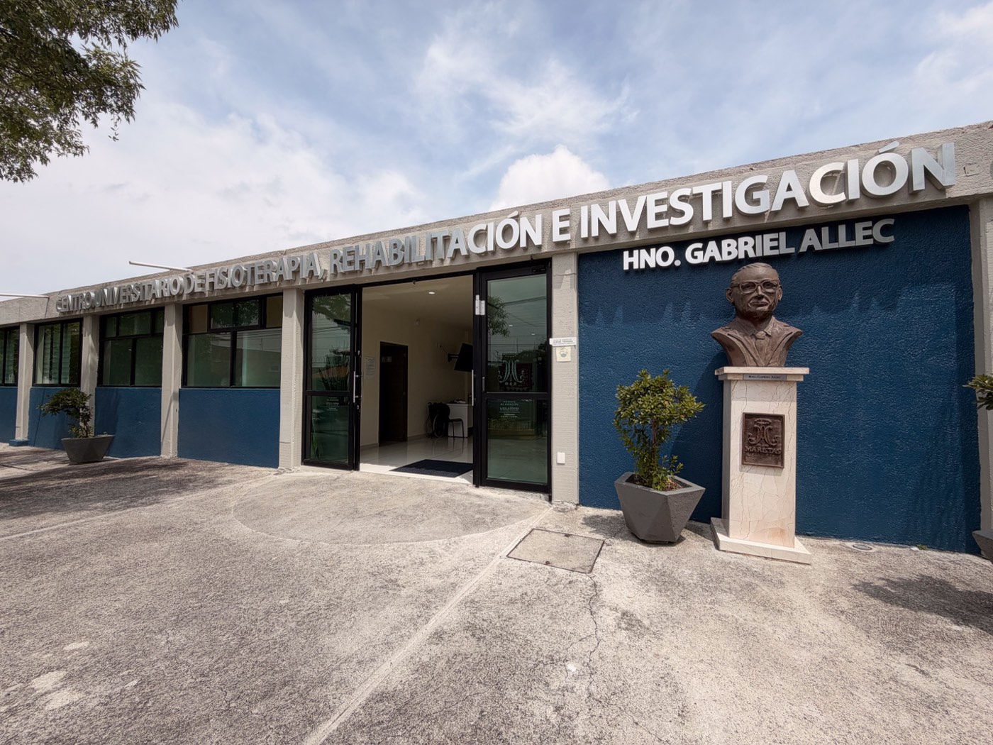 Fachada del CUFRI, con el busto del Hno. Gabriel Allec en la entrada