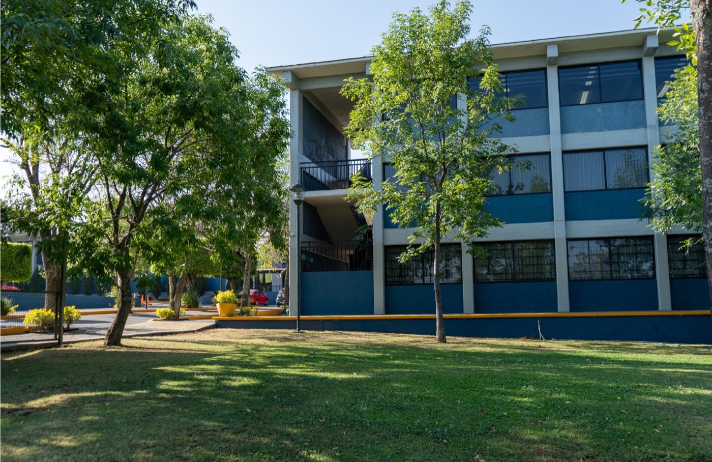 Edificio de la Universidad Marista Valladolid visto desde los jardines del campus