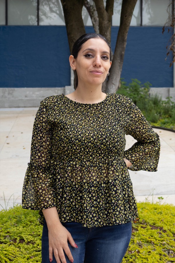 La profesora Jimena Hernández en el campus