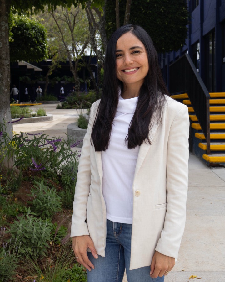 La profesora Krystal Oseguera en los jardines del campus