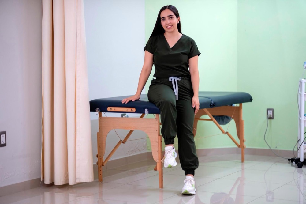 La egresada María Socorro Suárez Tejeda en la sala de fisioterapia