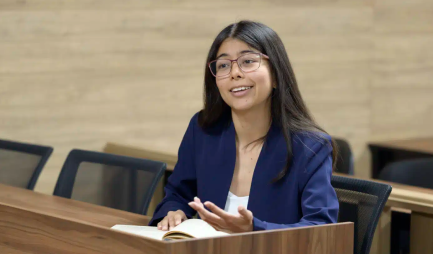 Estudiante hablando durante una clase en el campus