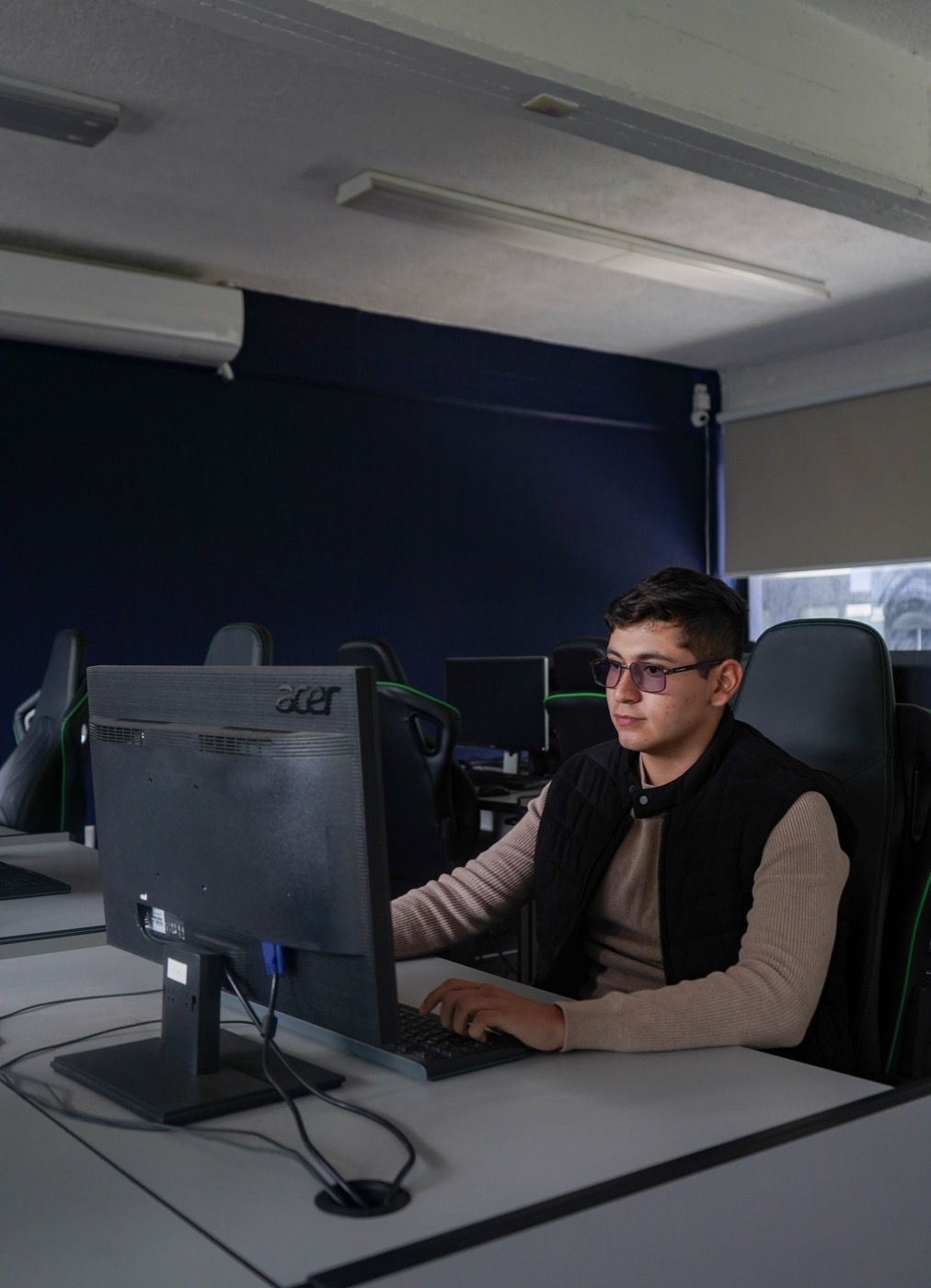 Estudiante de UMValla animando en el laboratorio de computo de la carrera.
