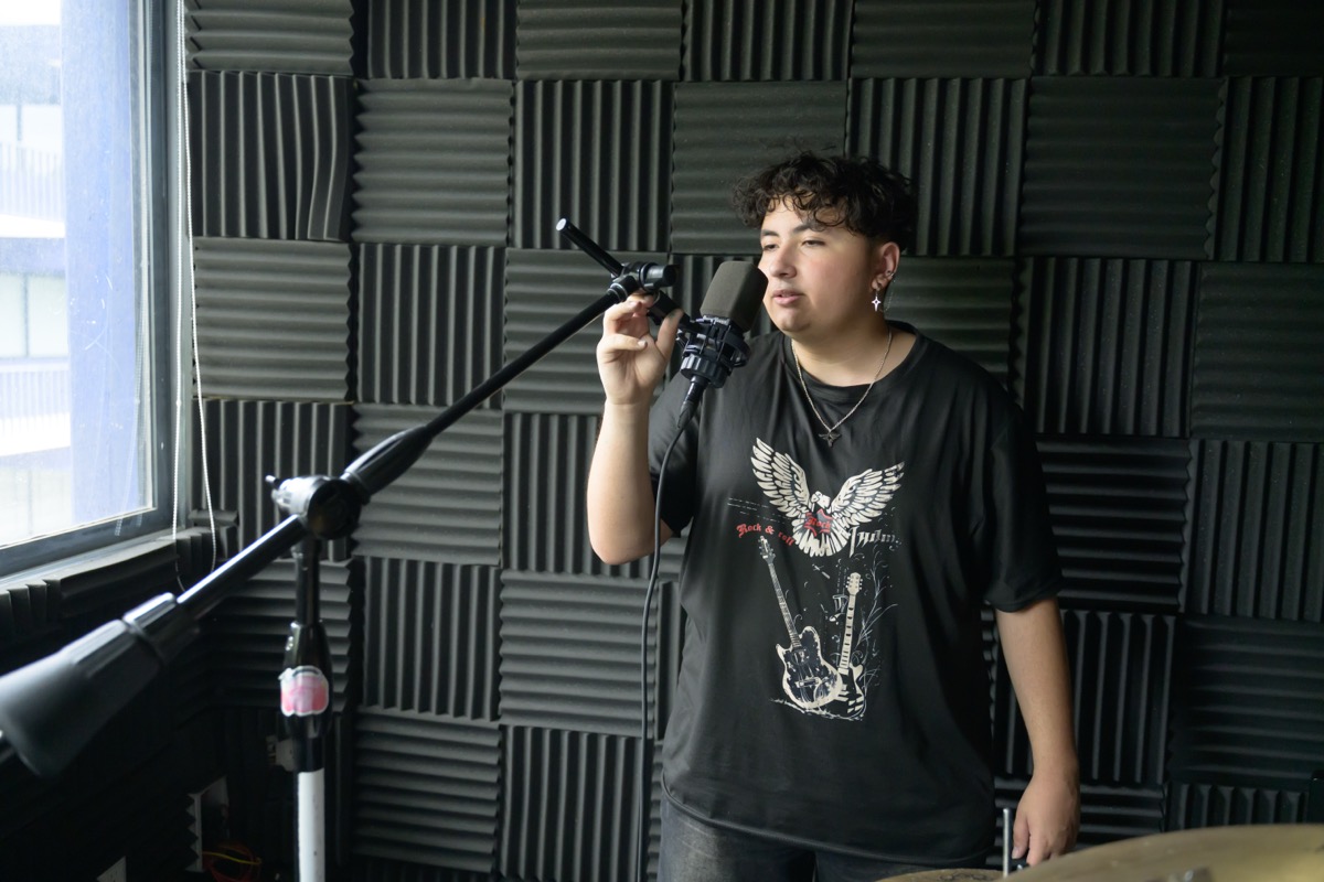 Estudiante de UMValla grabando voz en la cabina de audio del campus.