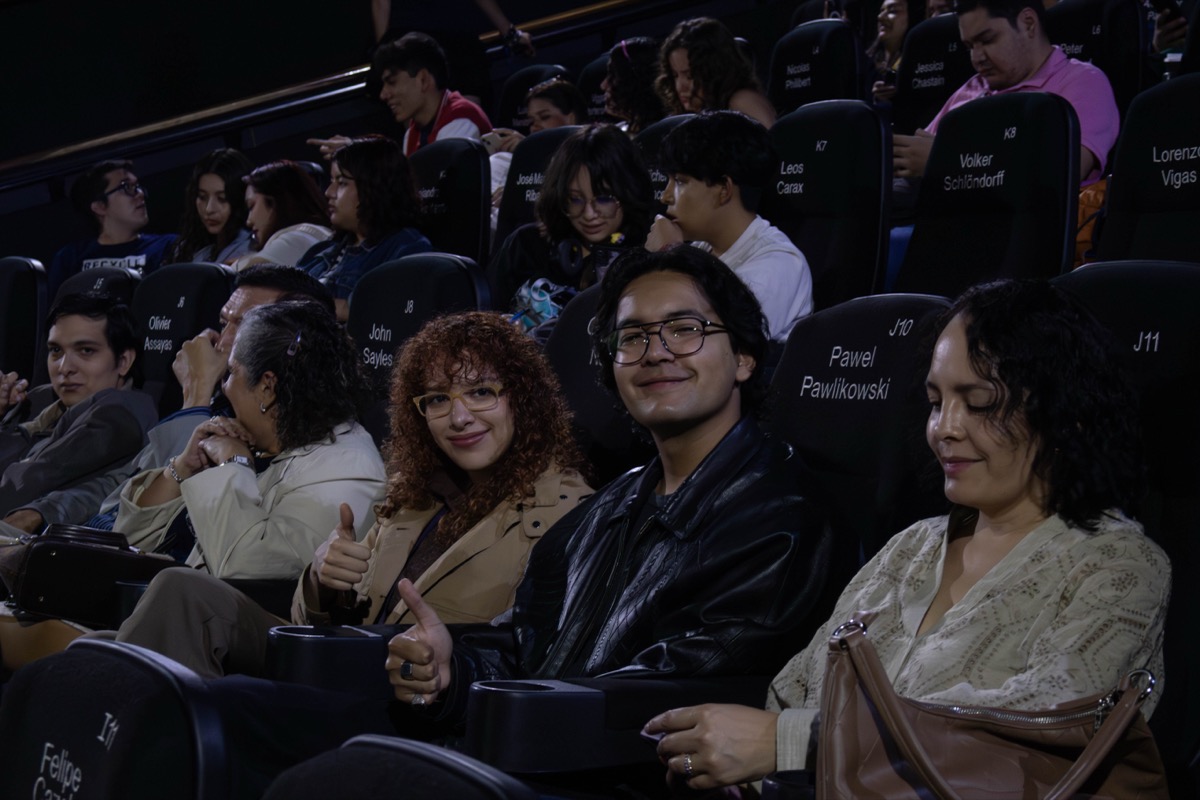 Estudiantes de UMValla en la proyeccion de sus trabajos en el auditorio.