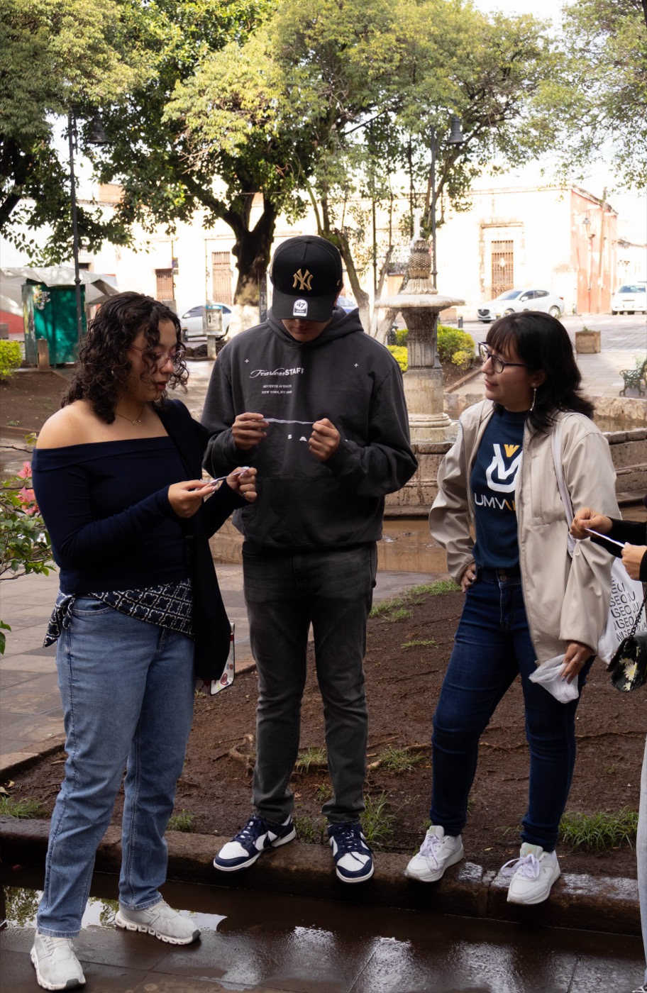 Estudiantes de UMValla en una visita de campo por el centro de la ciudad.