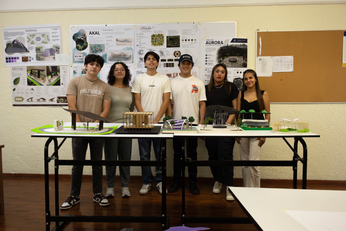 Estudiantes de UMValla presentando sus maquetas en la entrega del taller.