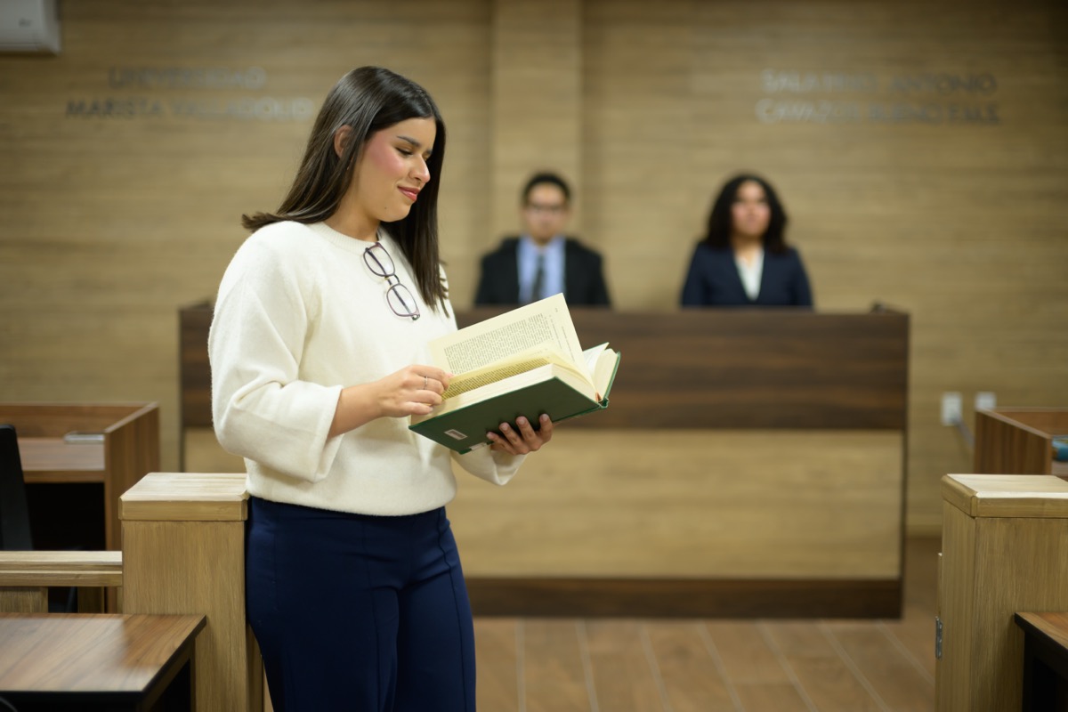 Estudiante de UMValla exponiendo un caso en la sala de juicios orales.