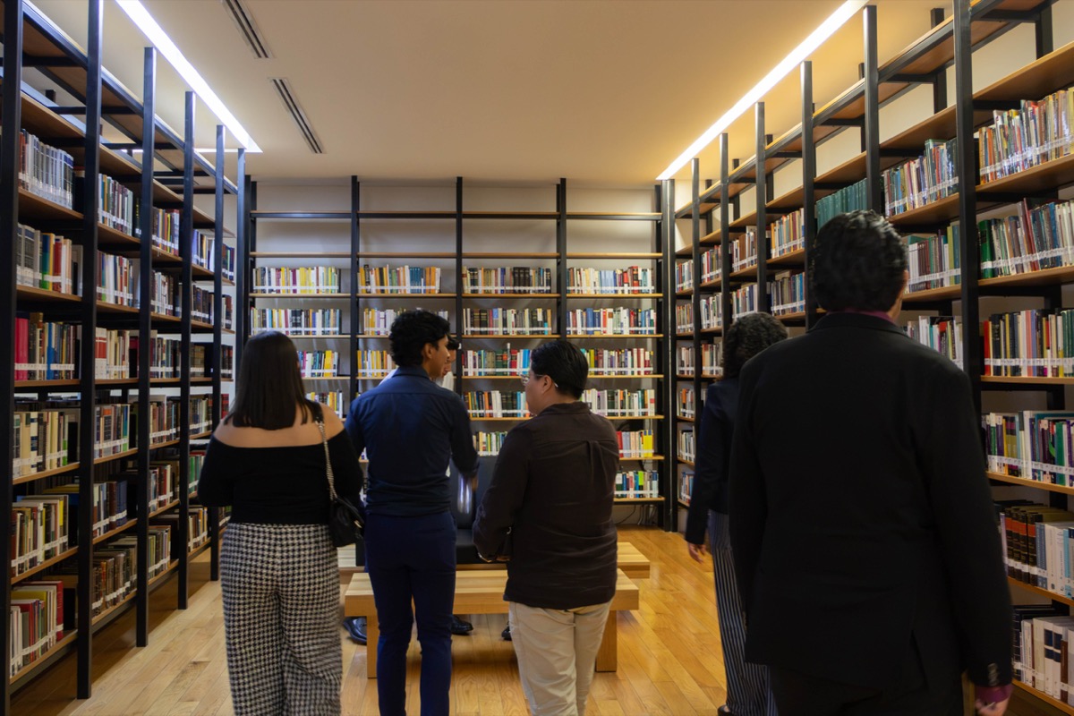 Estudiantes de UMValla consultando la biblioteca juridica.