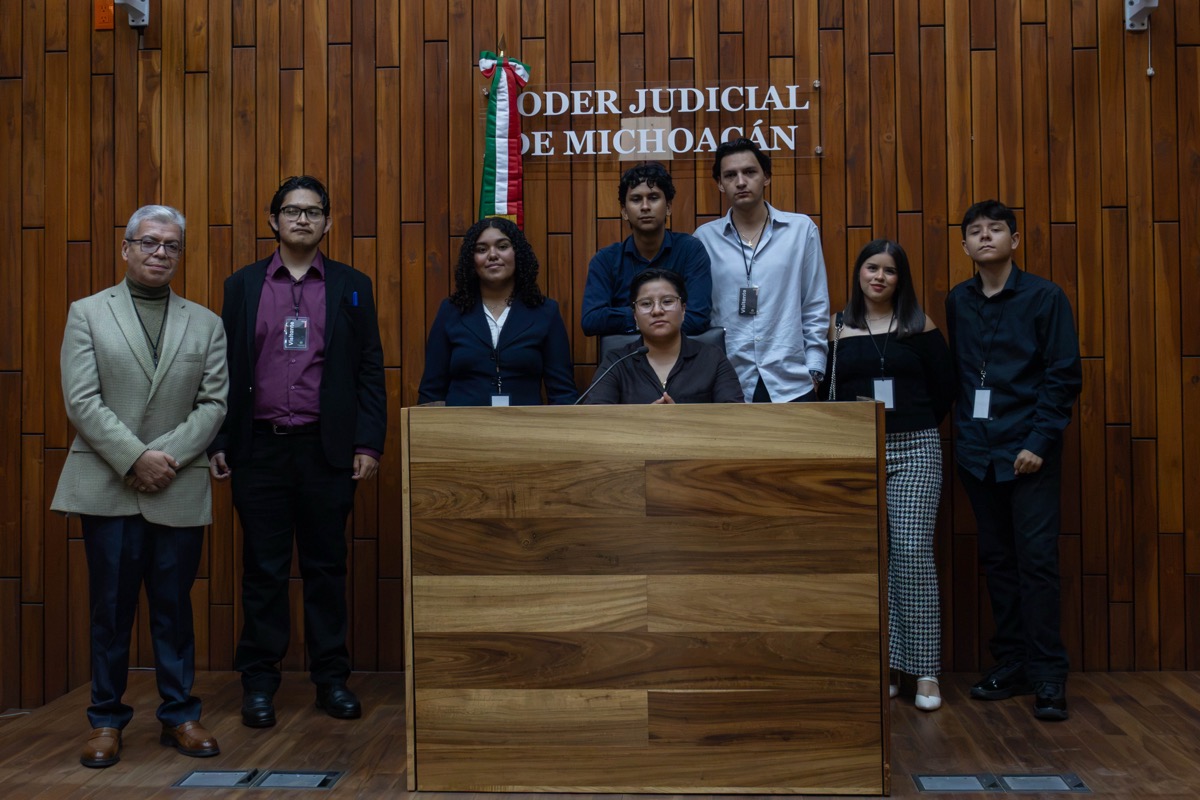 Estudiantes de UMValla en una sesion en el Poder Judicial de Michoacan.