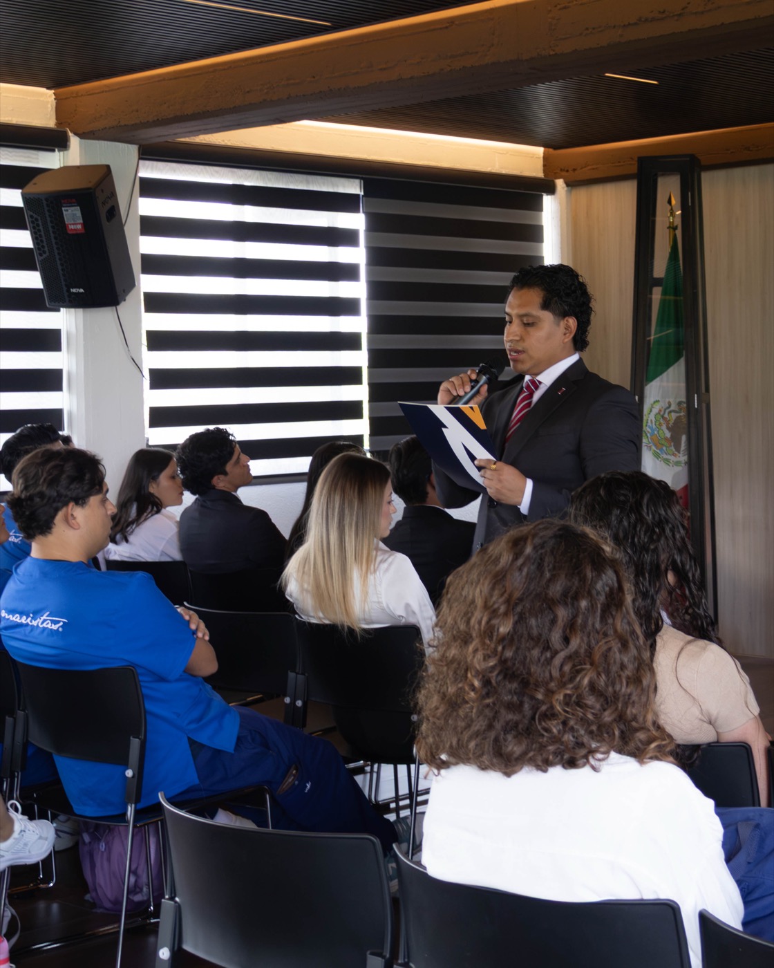 Bienvenida a las especialidades en el auditorio del campus.
