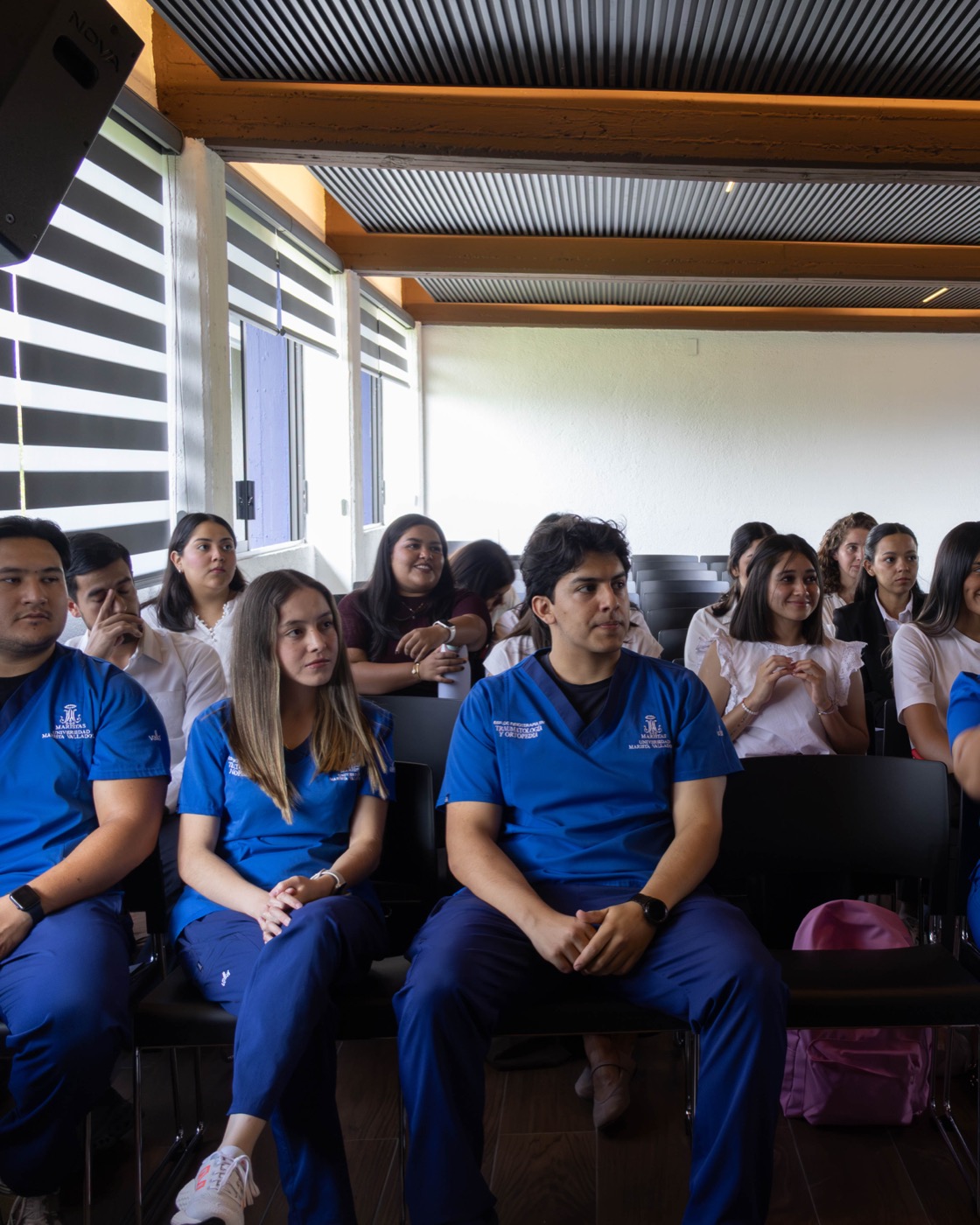 Estudiantes de la especialidad de UMValla en la sesion de bienvenida.