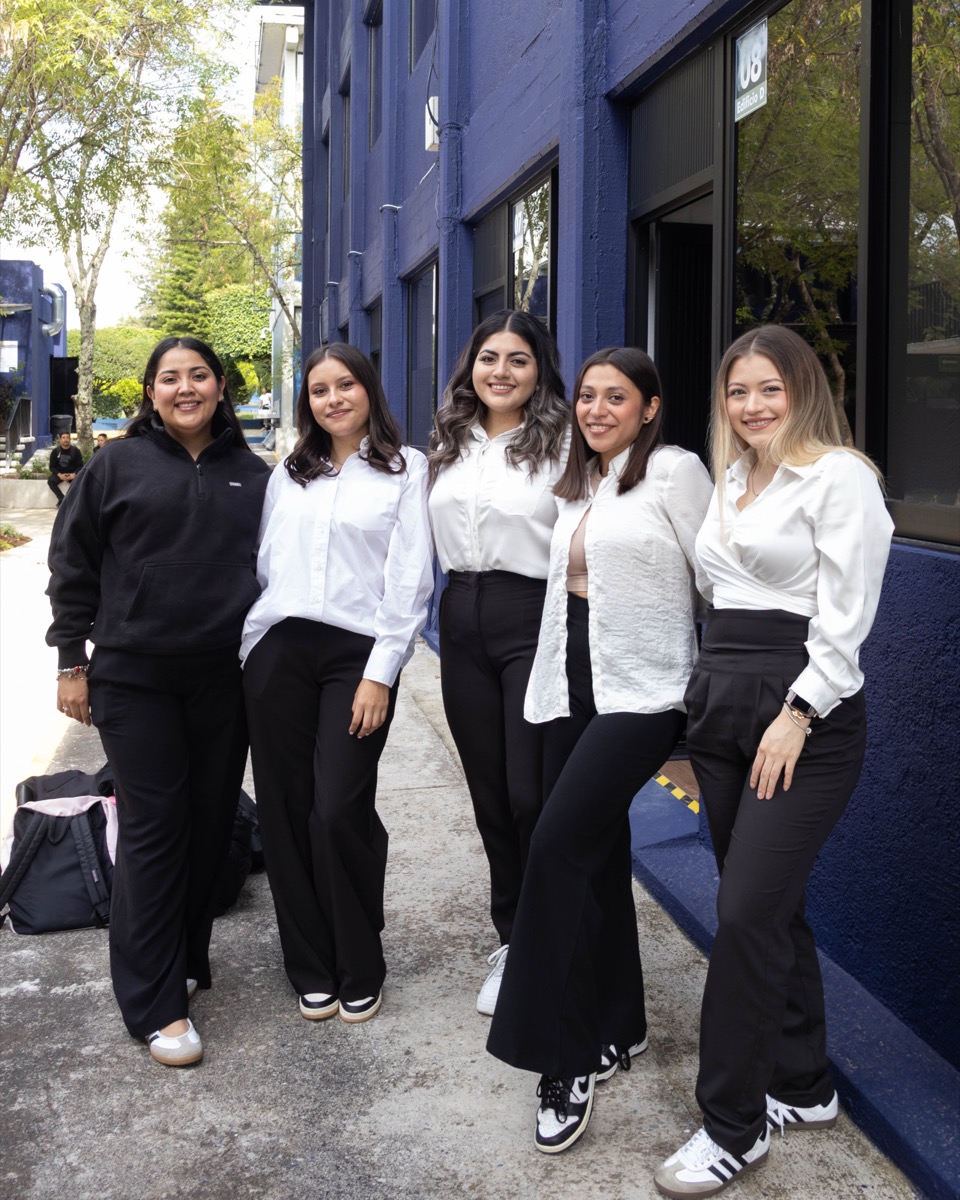 Estudiantes de la especialidad de UMValla en el campus.