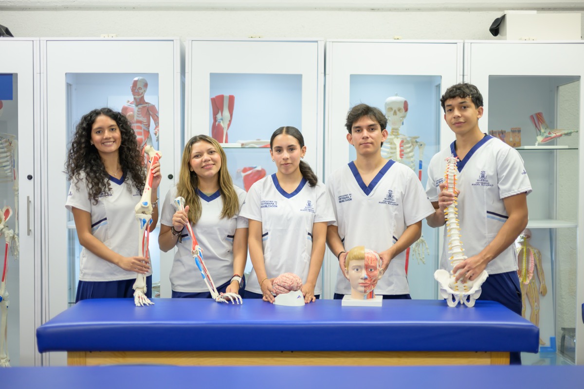 Estudiantes de UMValla en el laboratorio de anatomia, con sus modelos.