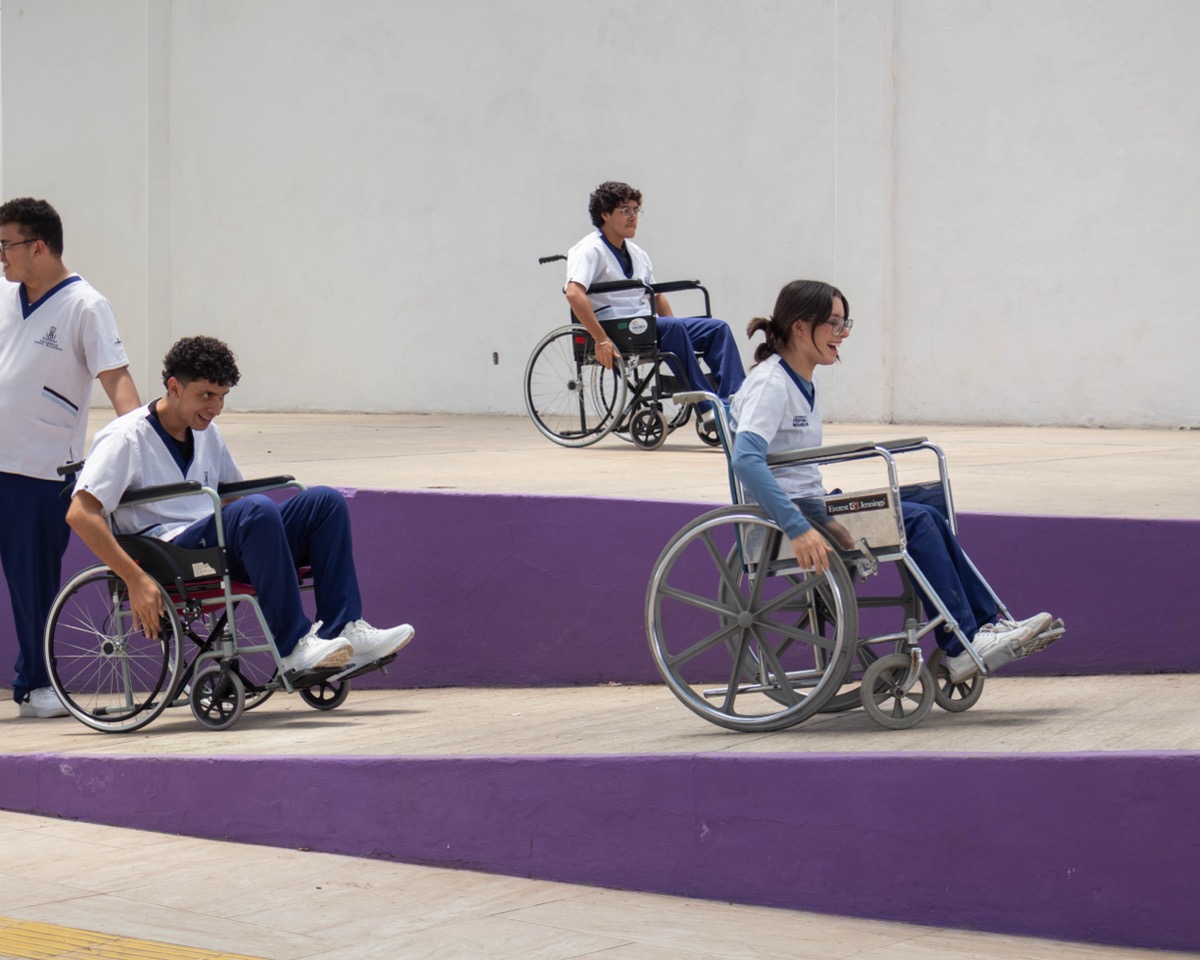 Estudiantes de UMValla practicando el manejo de silla de ruedas.