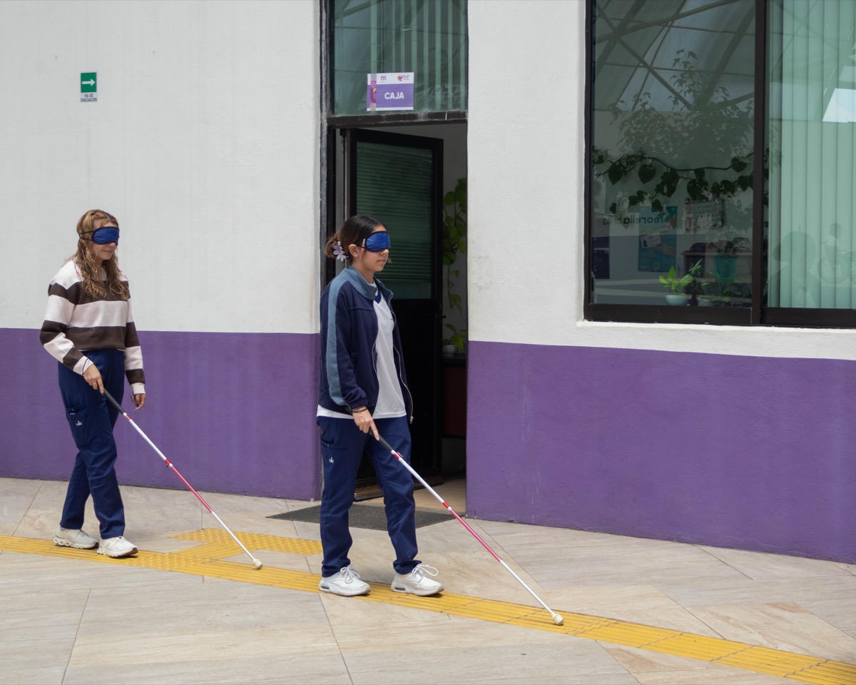Estudiantes de UMValla practicando el desplazamiento con baston guia.