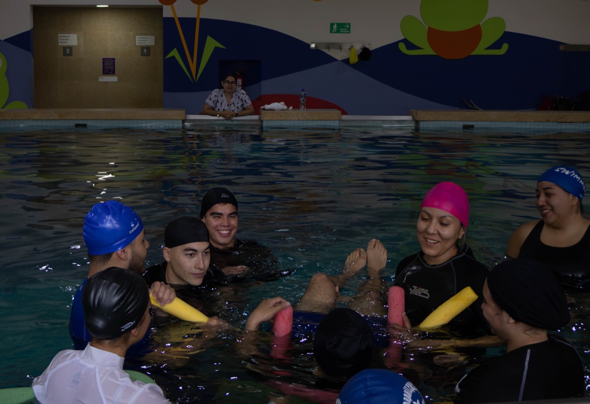 Estudiantes de UMValla en una sesion de rehabilitacion en la alberca.