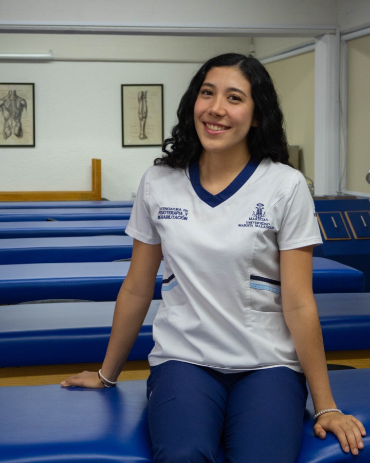 Retrato de Mariana Oseguera, estudiante de Fisioterapia y Rehabilitación