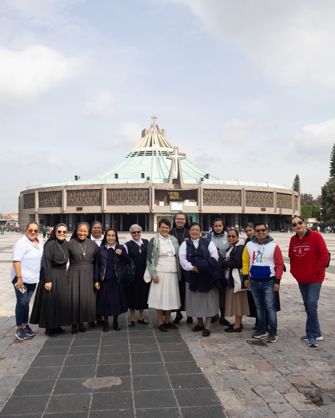 Estudiantes de UMValla en un viaje de estudio a la Basilica de Guadalupe.