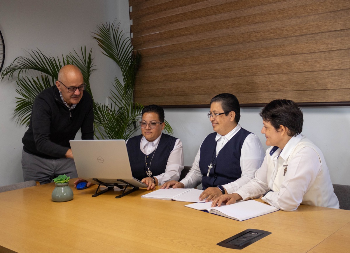Estudiantes de UMValla en una sesion de trabajo en el aula.