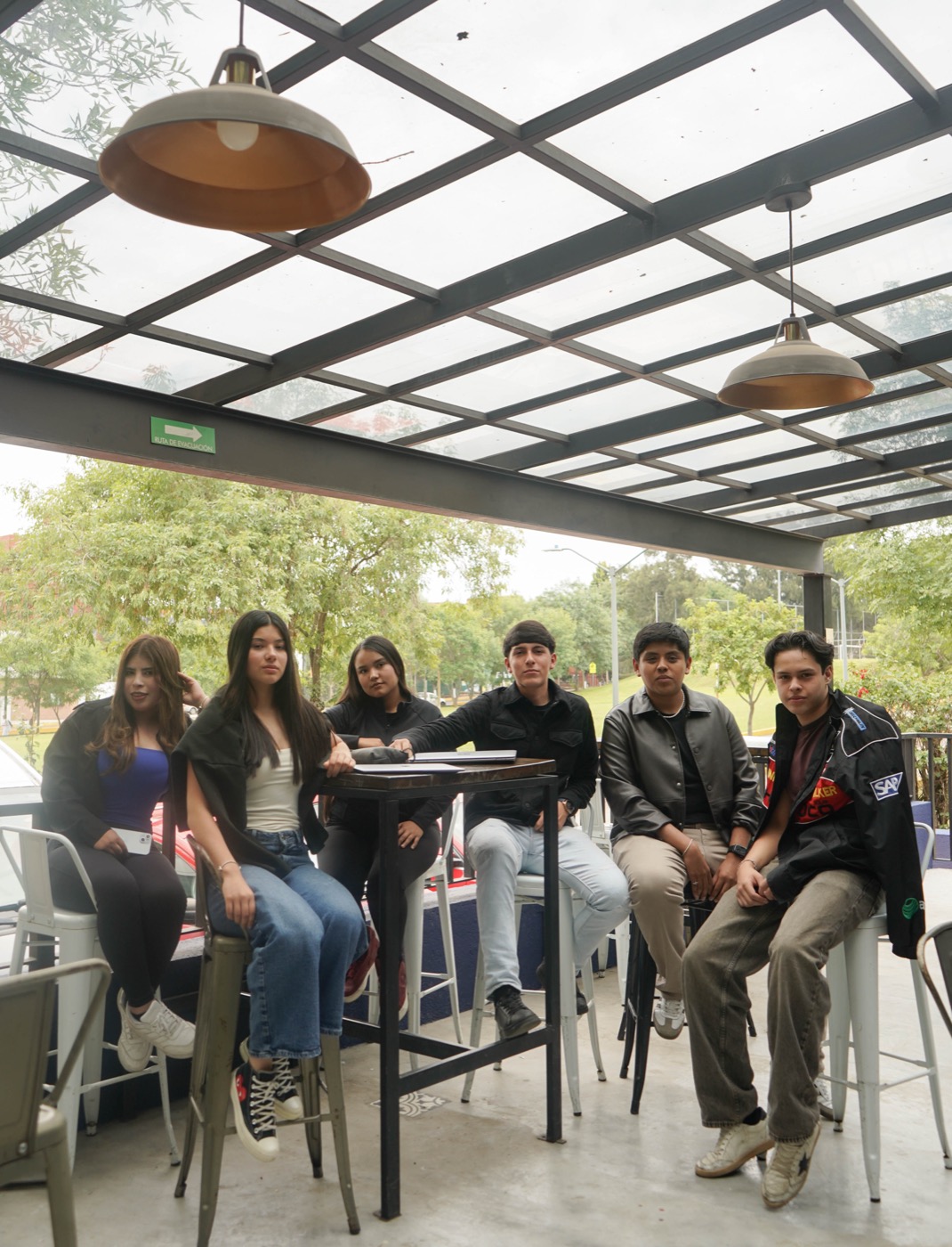Estudiantes de UMValla reunidos en la terraza del campus.