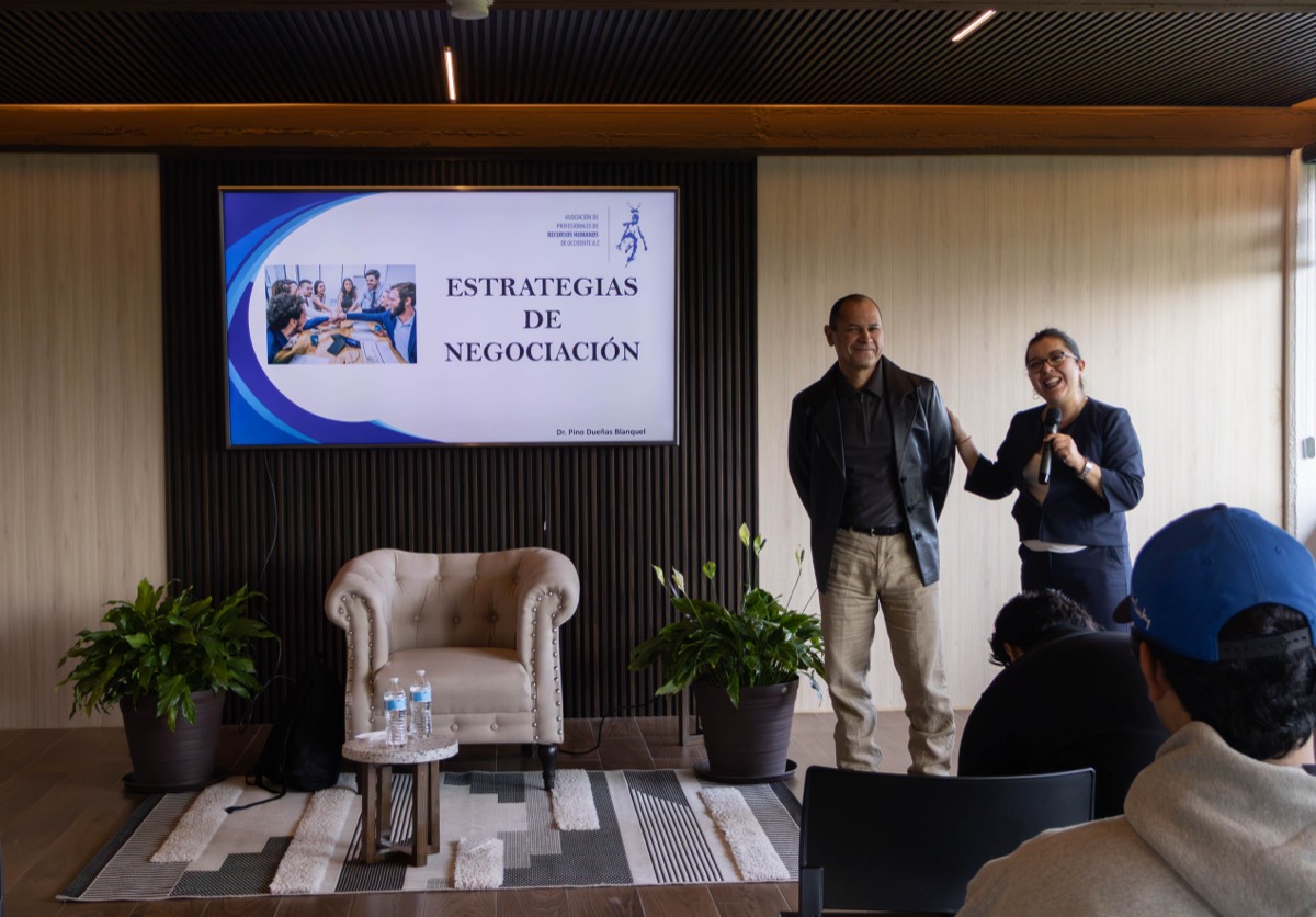 Estudiantes de UMValla en una charla sobre estrategias de negociacion.