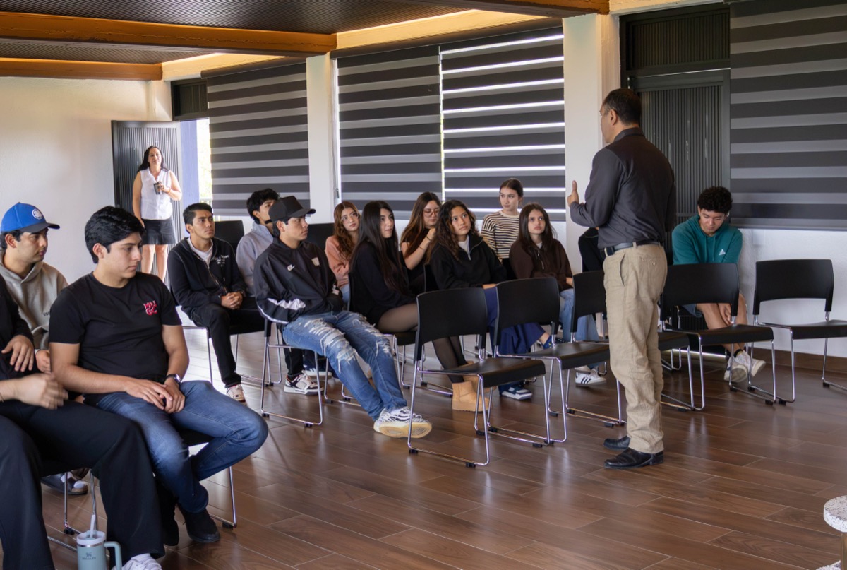 Estudiantes de UMValla en un taller de trabajo en grupo.