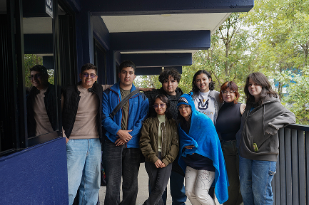 Estudiantes de UMValla en un pasillo del campus