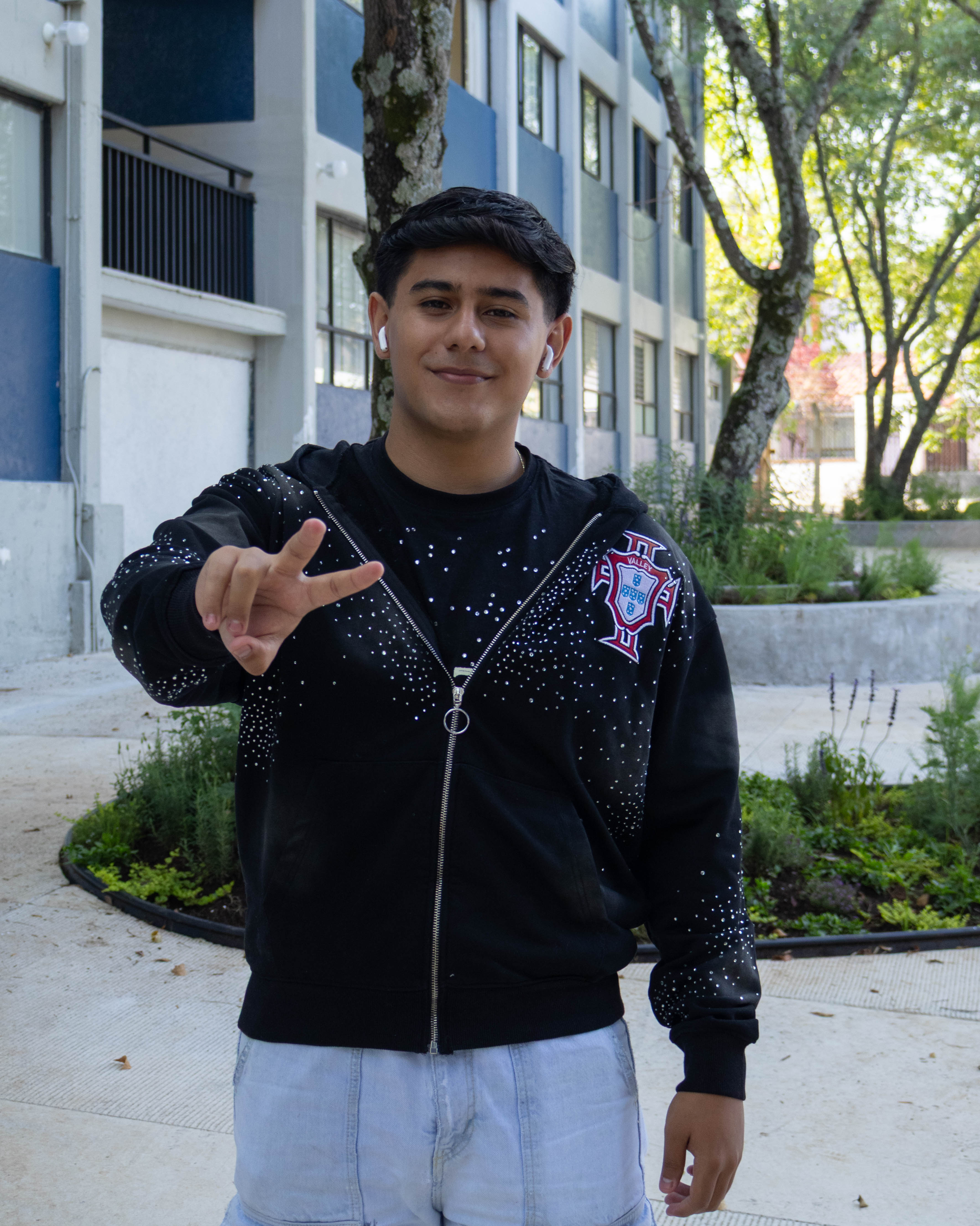 Aarón Jaimez, estudiante de Mercadotecnia y Publicidad, en el campus