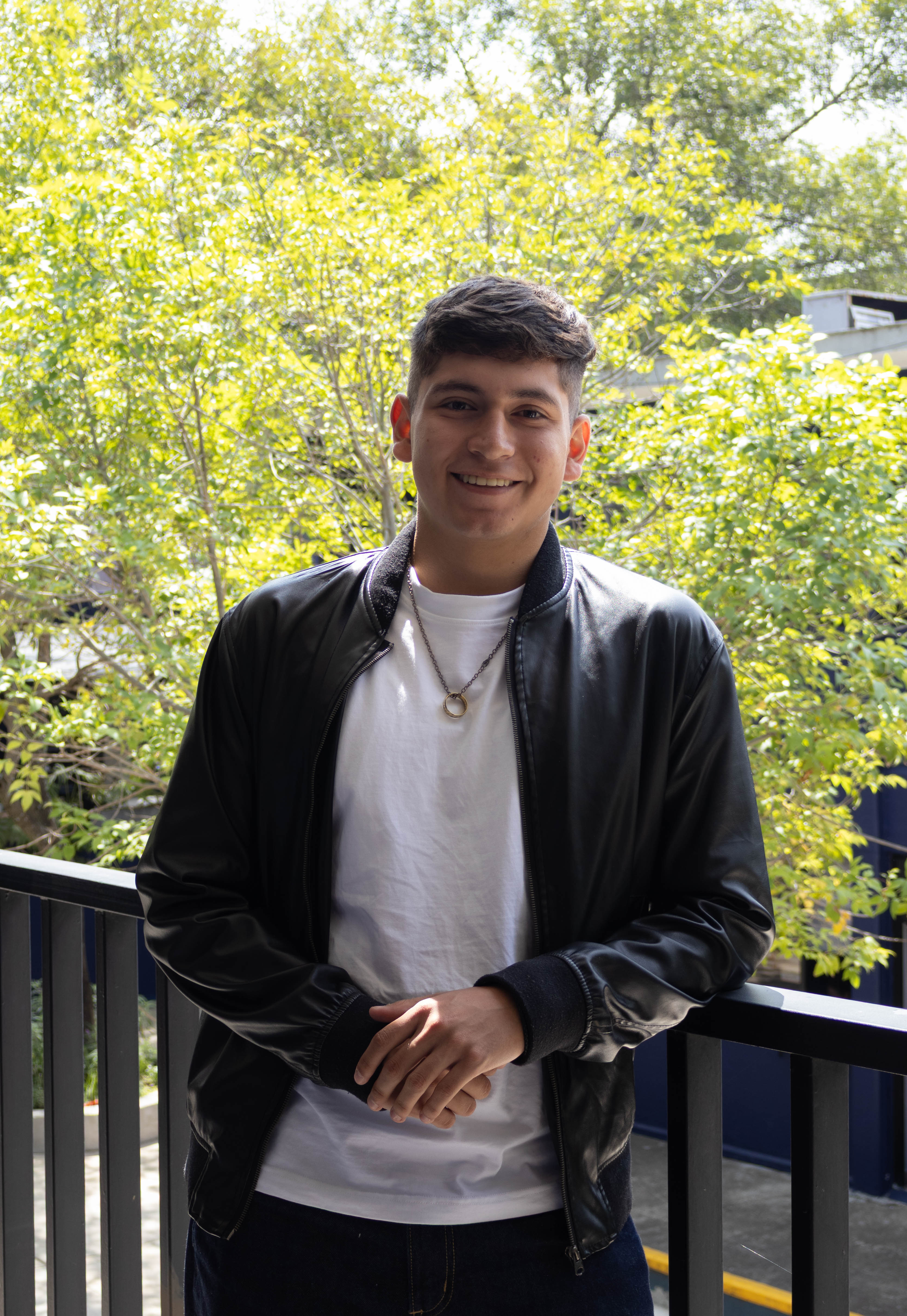 Carlos García, estudiante de Animación Digital y Videojuegos, en el campus