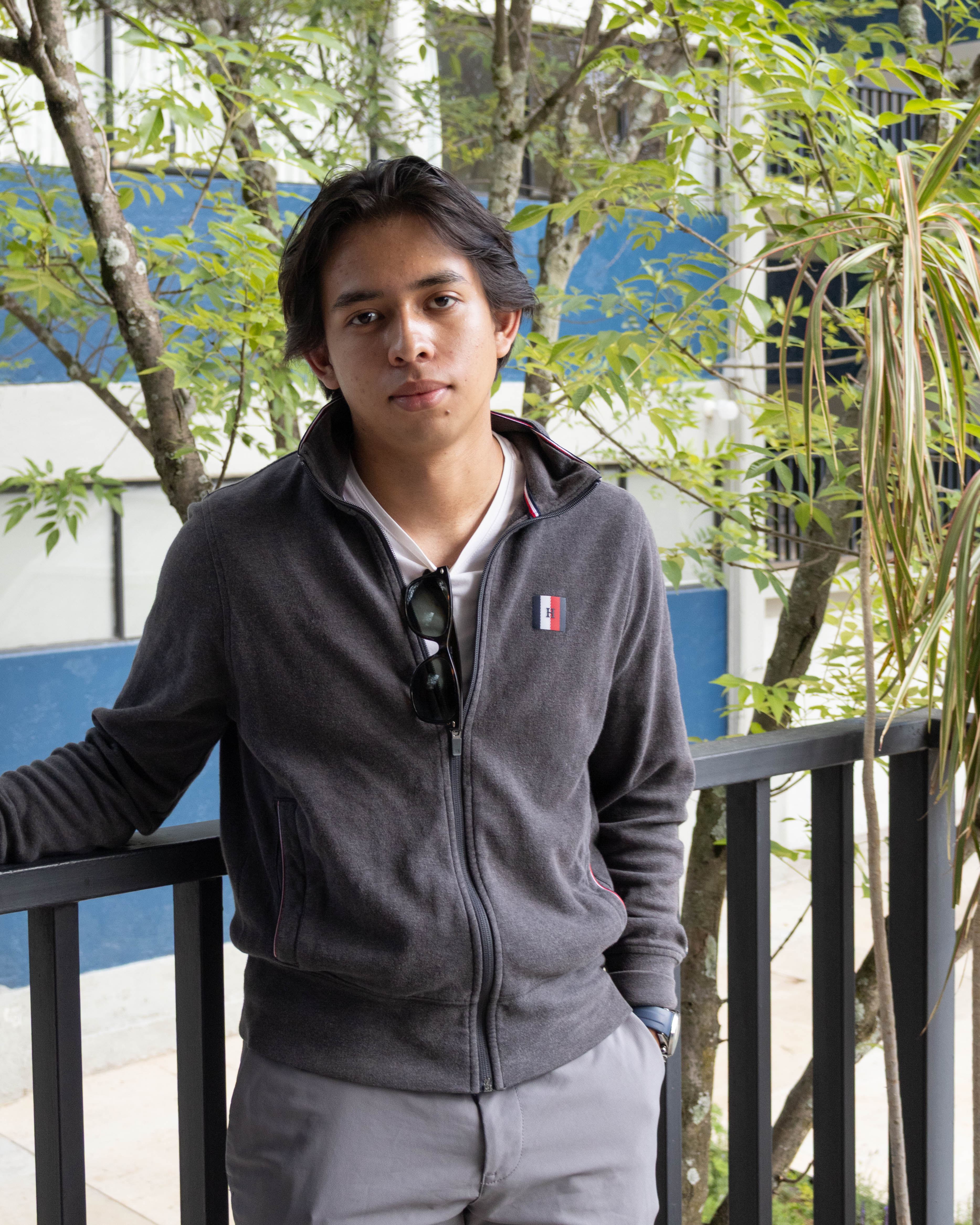 José Emilio Sanchez, estudiante de Negocios Internacionales, en el campus