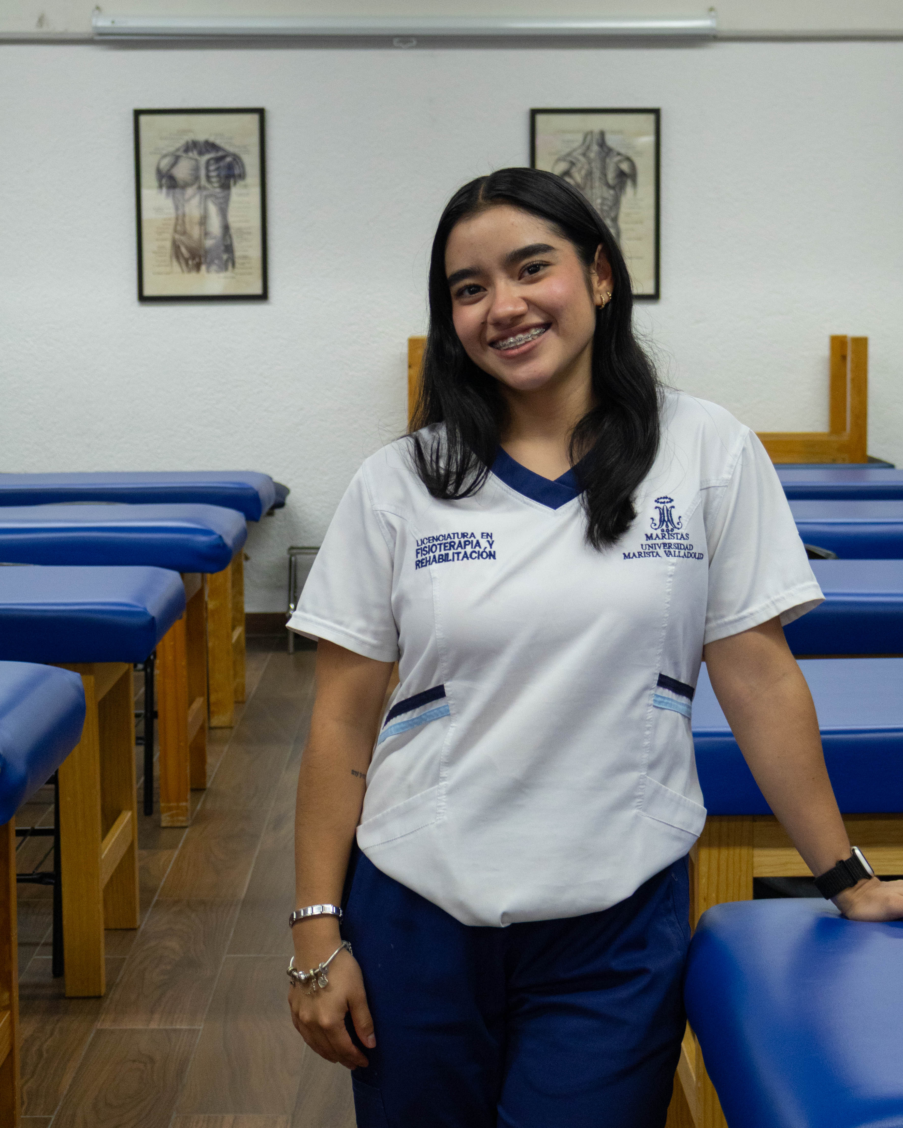 María Fernanda Salinas, estudiante de Fisioterapia y Rehabilitación, en el campus