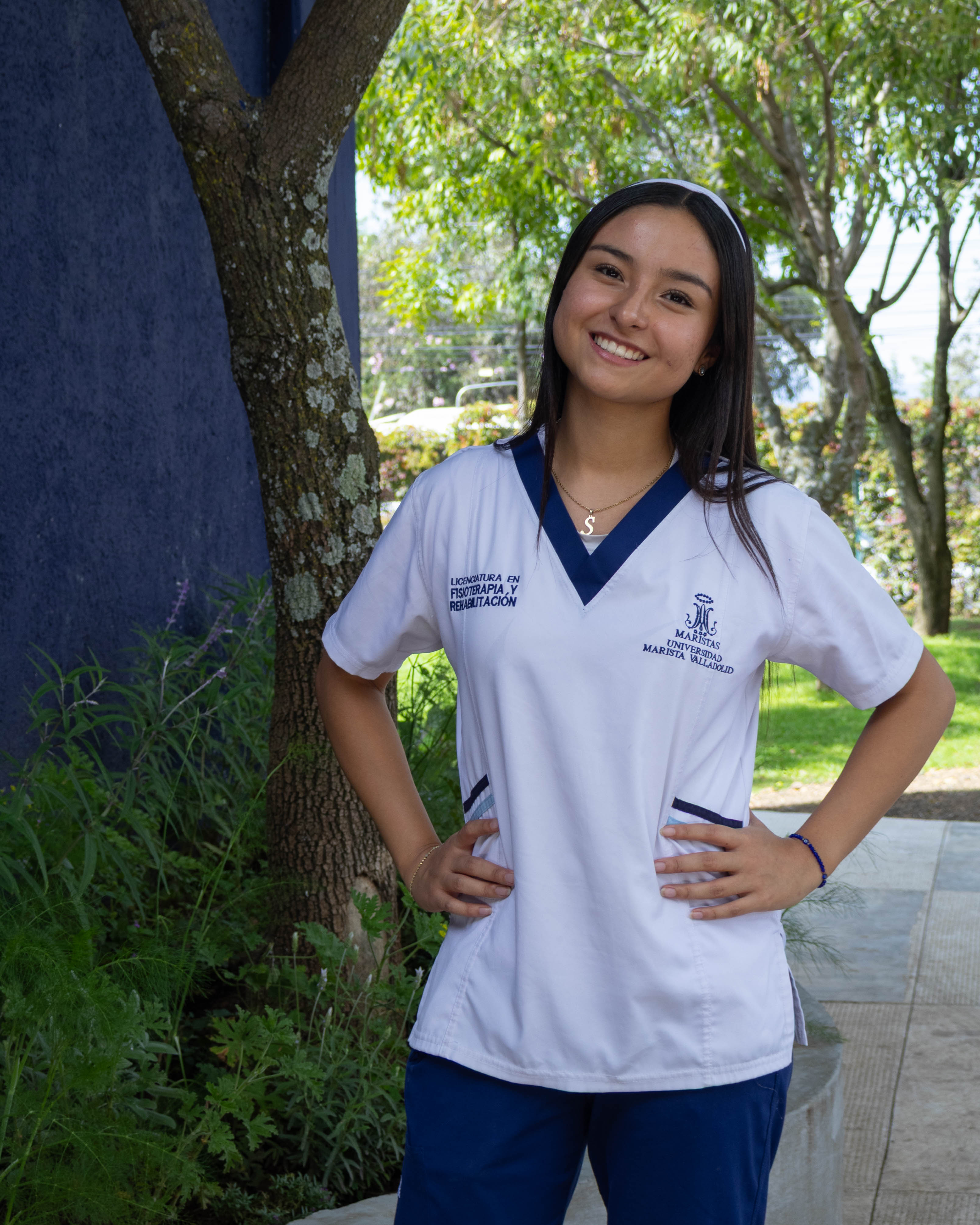 Sofía Sotelo, estudiante de Fisioterapia y Rehabilitación, en el campus